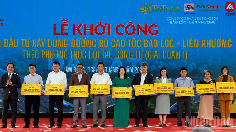 Liên danh nhà đầu tư trao biểu trưng về hỗ trợ các gia đình có hoàn cảnh khó khăn trên địa bàn 10 xã, phường mà dự án cao tốc Bảo Lộc–Liên Khương đi qua. ndo_br_4.jpg