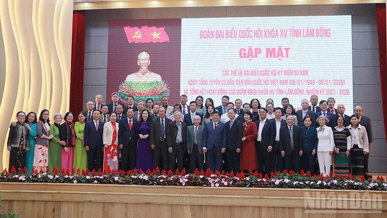 Lãnh đạo tỉnh Lâm Đồng cùng các thế hệ đại biểu Quốc hội tỉnh qua các thời kỳ. ndo_br_h7-1.jpg