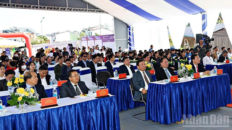 Các đại biểu tham dự buổi lễ. ndo_br_h2-4.jpg