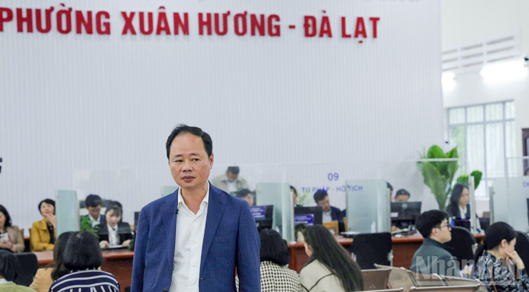 Phát biểu tại điểm cầu phường Xuân Hương-Đà Lạt, Chủ tịch UBND tỉnh Lâm Đồng Trần Hồng Thái yêu cầu 6 xã, phường vận hành thử nghiệm hôm nay và tất cả các đơn vị hành chính cấp xã còn lại của tỉnh Lâm Đồng mới cần hoàn chỉnh hệ thống để có thể vận hành phục vụ dân tốt nhất. Cán bộ xã phường cần nâng cao tinh thần và trách nhiệm phục vụ nhân dân. ndo_br_thai-ok.jpg