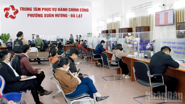 Trên cơ sở giả định đã ổn định tổ chức bộ máy Ủy ban nhân dân dân cấp xã để vận hành thử nghiệm việc giải quyết các thủ tục hành chính (thuộc thẩm quyền tiếp nhận-giải quyết-trả kết quả trực tiếp, trực tuyến cấp xã và trực tuyến liên thông cấp tỉnh) tại đơn vị hành chính cấp xã mới. Trong ảnh: Người dân đến thực hiện thủ tục hành chính tại phường Xuân Hương-Đà Lạt trong buổi vận hành thử nghiệm. ndo_br_13.jpg