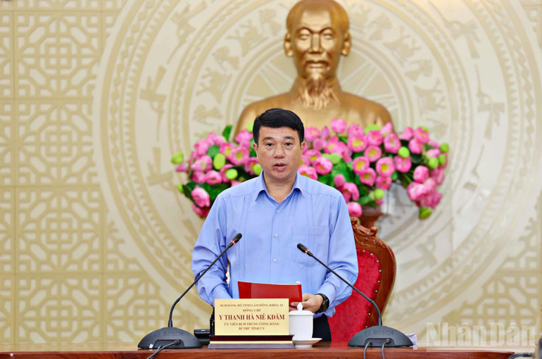 Đồng chí Y Thanh Hà Niê Kđăm nhấn mạnh, buổi vận hành thử nghiệm hoạt động chính quyền cấp xã sau sắp xếp ngày hôm nay là sự kiện quan trọng, đánh dấu bước chuyển đổi mang tính cách mạng trong tổ chức máy chính quyền hai cấp; thể hiện quyết tâm cao của cả hệ thống chính trị trong tinh gọn tổ chức bộ máy máy, nâng cao hiệu lực, hiệu quả hoạt động của các cơ quan theo hướng gần dân, sát dân và phục vụ nhân dân tốt hơn. ndo_br_kdam.jpg