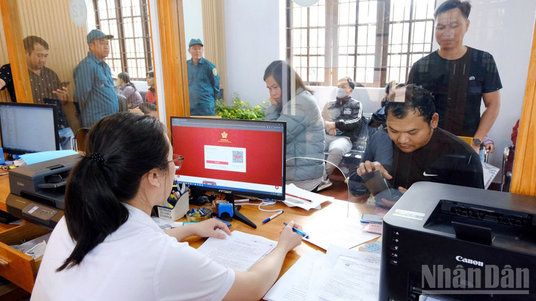 Người dân thực hiện thủ tục hành chính tại buổi vận hành thử nghiệm ở xã Đức Trọng, tỉnh Lâm Đồng. ndo_br_dt-2.jpg