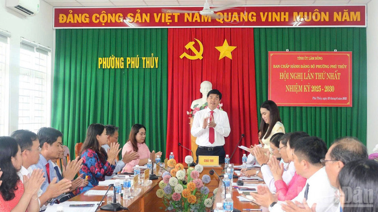 Theo đại diện lãnh đạo Ủy ban nhân dân phường Phú Thủy, hệ thống phần mềm hoạt động rất nhanh, hiệu quả, thao tác rất gọn, chưa ghi nhận khó khăn. ndo_br_phu-thuy-4.jpg
