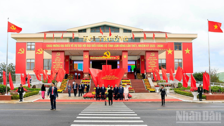 Phiên chính thức Đại hội đại biểu Đảng bộ tỉnh Lâm Đồng lần thứ I bắt đầu lúc 8 giờ ngày 10/10, tại Hội trường Học viện Lục quân, phường Lâm Viên-Đà Lạt. ndo_br_3.jpg