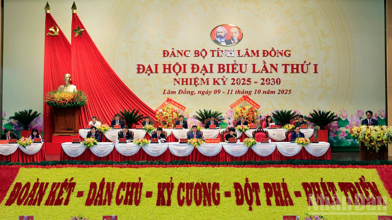 Tại phiên trù bị, các đại biểu bầu Đoàn Chủ tịch Đại hội gồm 15 đồng chí. ndo_br_16.jpg