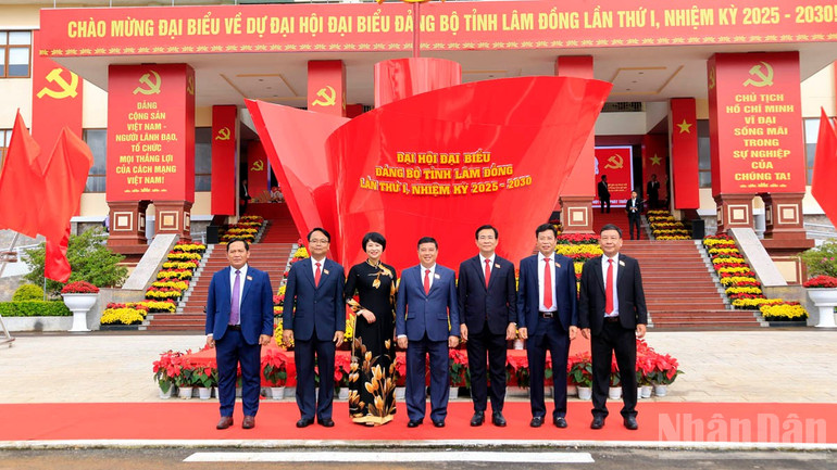 Các đồng chí lãnh đạo tỉnh Lâm Đồng trước giờ khai mạc phiên trù bị Đại hội. ndo_br_4.jpg