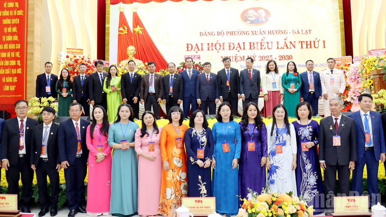 Lãnh đạo Trung ương và địa phương cùng Ban chấp hành Đảng bộ phường Xuân Hương-Đà Lạt chụp ảnh lưu niệm. ndo_br_1.jpg