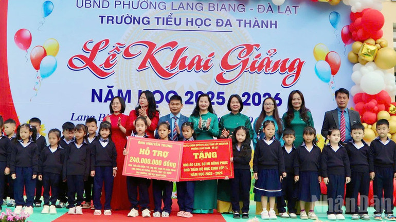 Lãnh đạo phường Lang Biang-Đà Lạt và nhà tài trợ trao tượng trưng tặng áo len, sơ mi và học bổng, thẻ bảo hiểm y tế cho học sinh Trường tiểu học Đa Thành. ndo_br_3.jpg