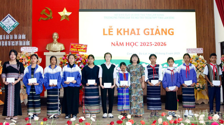 Cô Phạm Thị Hồng trao học bổng tặng học sinh nghèo vượt khó. ndo_br_2-4901.jpg