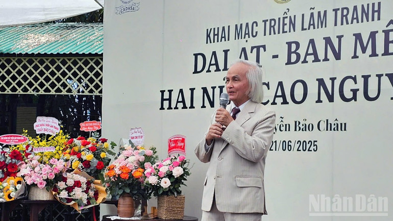 Họa sĩ Nguyễn Bảo Châu chia sẻ tại buổi khai mạc triển lãm “Đà Lạt-Ban Mê, hai nửa cao nguyên”. ndo_br_8.jpg
