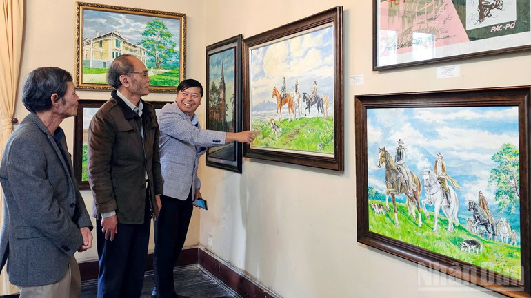 Công chúng đến với triển lãm “Đà Lạt-Ban Mê, hai nửa cao nguyên” của họa sĩ Nguyễn Bảo Châu. ndo_br_9.jpg