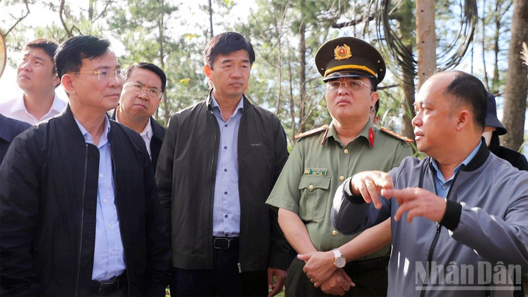 Chủ tịch Ủy ban nhân dân tỉnh Lâm Đồng Hồ Văn Mười (bìa trái) nghe thông tin liên quan tình hình sạt trượt trên Quốc lộ 20, đoạn qua đèo D'Ran tại hiện trường. ndo_br_3.jpg