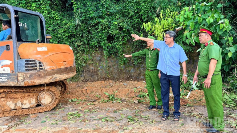 Phó Chủ tịch Ủy ban nhân dân tỉnh Lâm Đồng Nguyễn Minh chỉ đạo khắc phục sạt lở tại hiện trường. ndo_br_3-6641.jpg