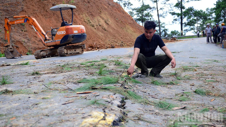 Phần nền đường xuất hiện vết nứt, một nửa mặt đường bị lún. ndo_br_12.jpg