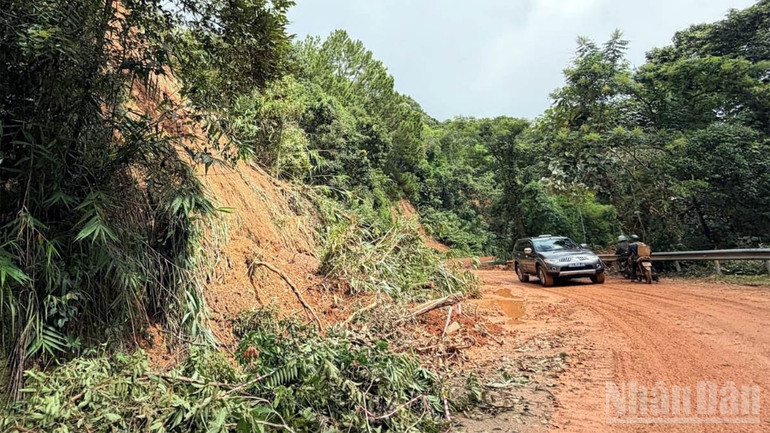 Các điểm sạt lở trên đèo Gia Bắc cơ bản được xử lý, Quốc lộ 28 giao thông trở lại bình thường. ndo_br_4-4363.jpg