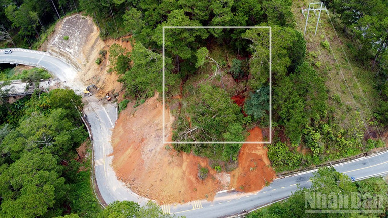 Tại khu vực sạt lở xuất hiện thêm cung trượt khác nguy cơ sạt trượt rất cao. ndo_br_8.jpg