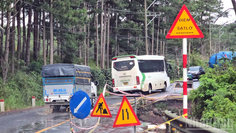 Cơ quan chức năng gắn biển cảnh báo tại các điểm sạt lở trên Quốc lộ 20, đoạn Đà Lạt-D'Ran. ndo_br_5.jpg