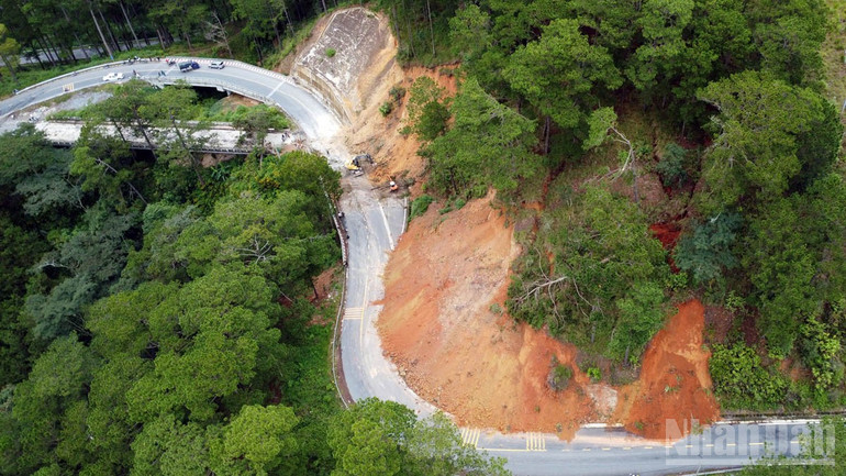 Khu vực sạt trượt trên Quốc lộ 20, đoạn qua đèo D'Ran. ndo_br_7.jpg