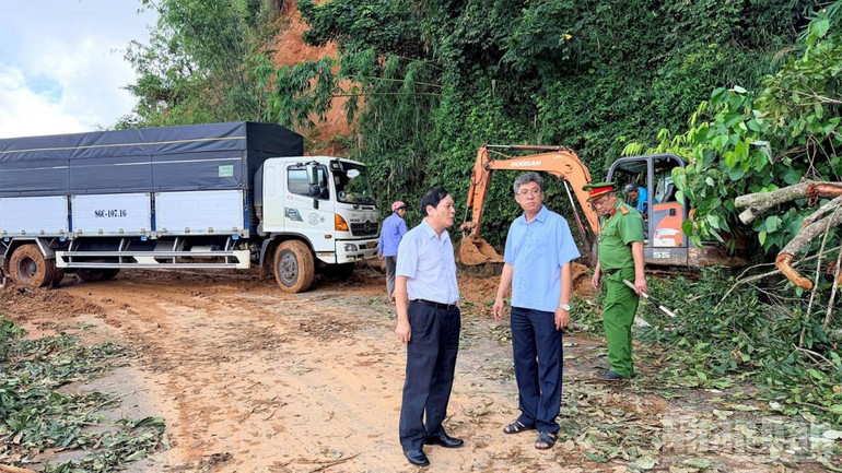 Phó Chủ tịch Ủy ban nhân dân tỉnh Lâm Đồng Nguyễn Minh yêu cầu cần ưu tiên giải pháp lâu dài đề ngăn chặn nguy cơ sạt trượt trên đèo Gia Bắc. ndo_br_2-4172.jpg
