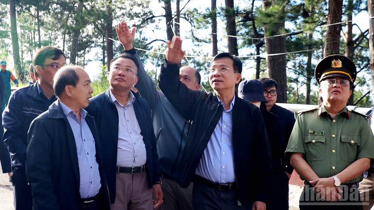 Chủ tịch Ủy ban nhân dân tỉnh Lâm Đồng Hồ Văn Mười yêu cầu khẩn trương khảo sát, thuê đơn vị tư vấn đánh giá kỹ nguy cơ sạt trượt tại đèo D'Ran và có giải pháp xử lý triệt để. ndo_br_4.jpg