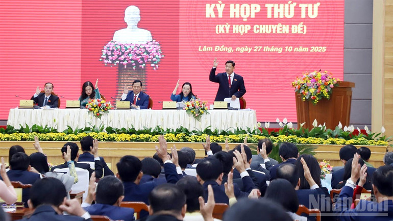 Đại biểu Hội đồng nhân dân tỉnh Lâm Đồng biểu quyết thông qua dự thảo nghị quyết trình kỳ họp. ndo_br_5.jpg