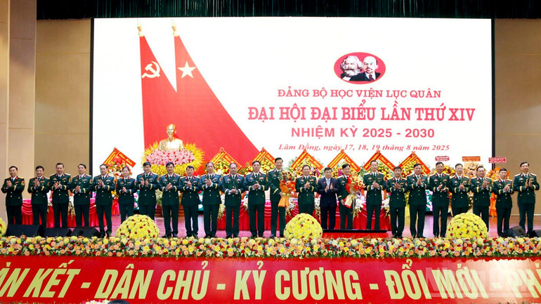 Đại tướng Nguyễn Tân Cương và Bí thư tỉnh ủy Lâm Đồng Y Thanh Hà Niê Kđăm chúc mừng Ban Chấp hành Đảng bộ Học viện Lục quân, nhiệm kỳ 2025-2030. ndo_br_1.jpg
