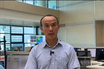 Ông Hoàng Phúc Lâm chia sẻ với báo chí về những dự báo diễn tiến bão số 9.