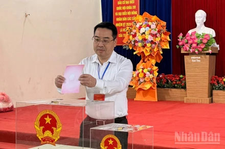 Đồng chí Nguyễn Tuấn Anh, Chủ tịch Ủy ban nhân dân tỉnh Lào Cai bỏ phiếu bầu cử tại khu vực bầu cử số 6, xã Yên Bình. (Ảnh: THANH SƠN)