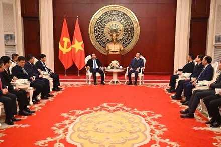 Bộ trưởng Nông nghiệp và Môi trường Trần Đức Thắng cùng đoàn công tác của Bộ đã đến thăm và làm việc với Đại sứ quán Việt Nam tại Bắc Kinh. (Ảnh: TÙNG ĐINH)