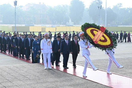 Đồng chí Phạm Minh Chính, Ủy viên Bộ Chính trị, Bí thư Đảng Ủy Chính phủ, Thủ tướng Chính phủ dẫn đầu Đoàn đại biểu dự Đại hội Đảng bộ Chính phủ lần thứ nhất, nhiệm kỳ 2025-2030 vào Lăng viếng Chủ tịch Hồ Chí Minh. (Ảnh: TRẦN HẢI)