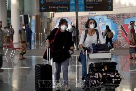 Hành khách tại sân bay quốc tế Ngurah Rai ở Tuban gần Denpasar, Indonesia. Ảnh tư liệu: AFP/TTXVN