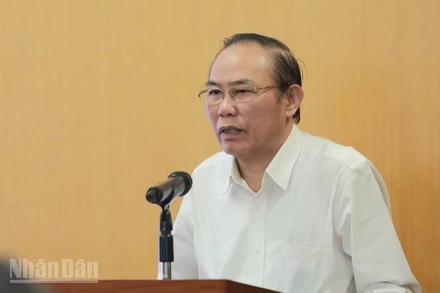Thứ trưởng Nông nghiệp và Môi trường Phùng Đức Tiến chỉ chỉ đạo tại buổi họp báo.