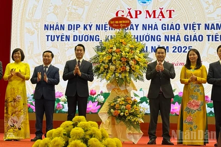 Lãnh đạo tỉnh Lào Cai tặng hoa chúc mừng Ngày nhà giáo Việt Nam. (Ảnh: THANH SƠN)