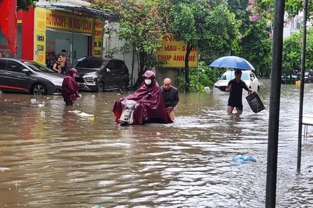 Ngập lụt trên nhiều tuyến phố tại Hà Nội sáng 26/8. (Ảnh: nhandan.vn)