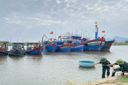 Bộ đội Biên phòng hỗ trợ người dân ứng phó với áp thấp nhiệt đới. (Ảnh: TTXVN) 