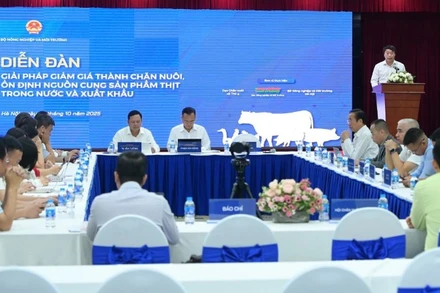 Diễn đàn “Giải pháp giảm giá thành chăn nuôi, ổn định nguồn cung sản phẩm thịt trong nước và xuất khẩu” diễn ra sáng 7/10, tại Hà Nội.