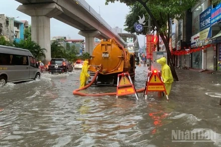 Cơ quan chức năng cảnh báo người dân đề phòng nguy cơ ngập úng tại các khu vực trũng, thấp nội thành Hà Nội.