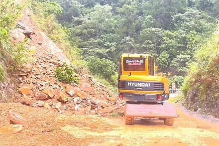 Một điểm sạt lở được lực lượng san gạt để thông đường ở phía bắc tỉnh Quảng Trị.