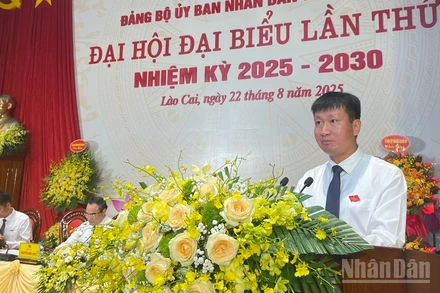 Bí thư Đảng bộ, Chủ tịch Ủy ban nhân dân tỉnh Lào Cai, Trần Huy Tuấn phát biểu tại đại hội. (Ảnh: THANH SƠN)