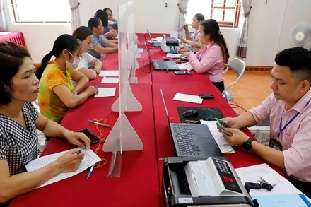 Khách hàng giao dịch tại Điểm giao dịch xã của Phòng giao dịch Ngân hàng Chính sách xã hội Văn Quan.