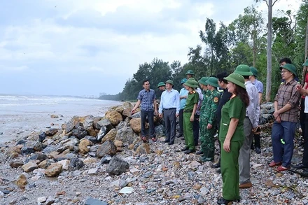 Lãnh đạo tỉnh Thanh Hóa cùng các thành viên đoàn công tác nắm bắt hiện trạng sạt lở kè biển ở phường Nam Sầm Sơn.