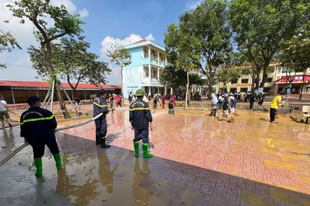 Nước rút, các lực lượng và người dân nhanh chóng dọn dẹp trường lớp để học sinh sớm trở lại trường.