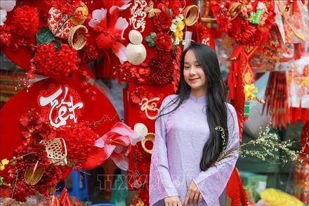 Chợ hoa Hàng Lược còn mang đến cảm giác gần gũi, thư thái giữa nhịp sống đô thị, mở ra không gian trải nghiệm văn hóa truyền thống mang đậm không khí Tết của Hà Thành.