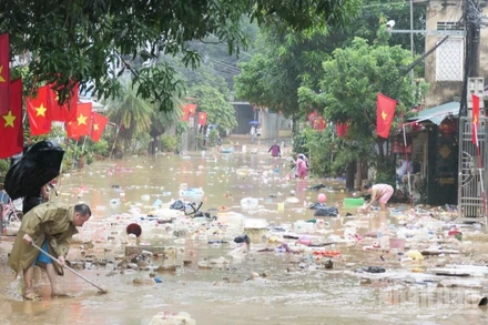 Bão số 10 cùng mưa lũ, sạt lở, giông lốc đã gây thiệt hại nghiêm trọng về người, tài sản, hạ tầng, với tổng thiệt hại sơ bộ gần 12.800 tỷ đồng.