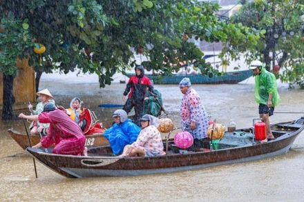 Các lực lượng chức năng căng mình ứng cứu người dân vùng ngập lụt ở Hội An. (Ảnh: TÙNG LÂM)