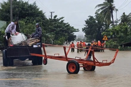 Người dân Gia Lai cùng lực lượng chức năng hỗ trợ nhau trong quá trình di dời. (Ảnh: nhandan.vn)