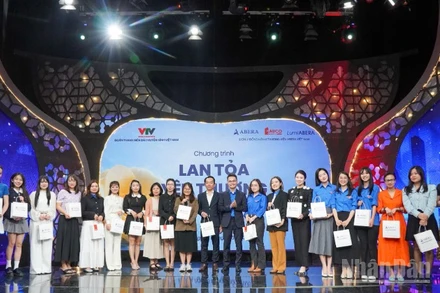 Hơn 200 phần quà ý nghĩa đã được gửi tới các nữ nhân viên y tế, bệnh nhân, nữ cán bộ Đoàn, nhà báo trẻ trong chương trình “Lan tỏa yêu thương”.