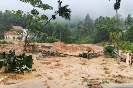 Quốc lộ 40B tại Km82+500 qua địa phận xã Trà Tân, đất đá từ trên núi sạt lở với khối lượng rất lớn đã cuốn trôi cống thoát nước, vùi lấp mặt đường. (Ảnh: LÊ ANH QUÂN-ĐỖ VẠN)