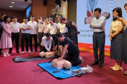 Chuyên gia hướng dẫn các phóng viên thực hành sơ cấp cứu cho nạn nhân.